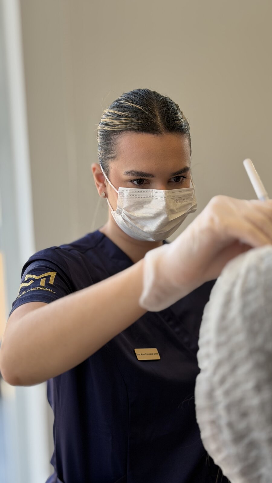 Dra. Ana durante atendimento facial